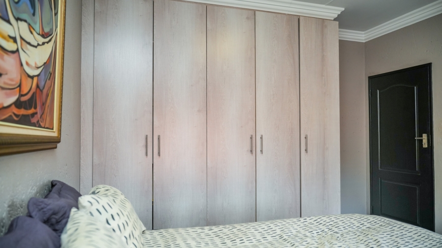 8 Bedroom Property for Sale in Flamwood North West